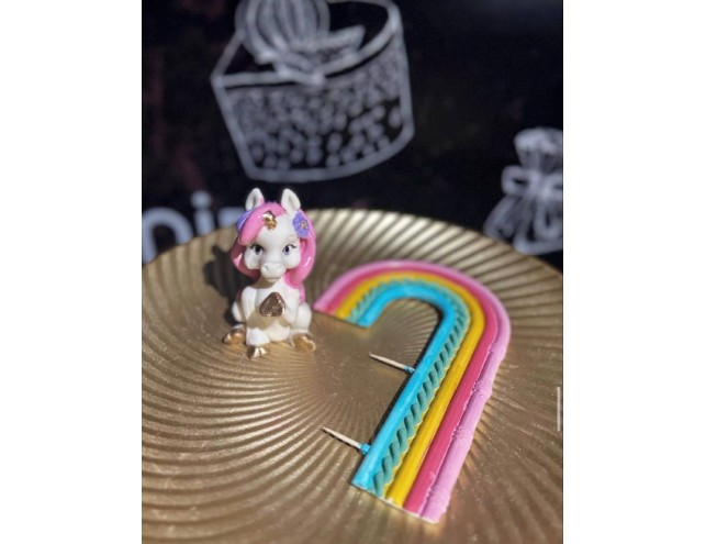 Єдиноріг з веселкою 