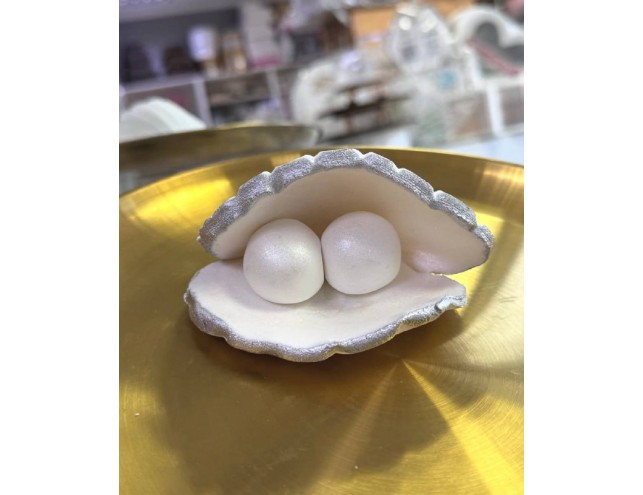 Декор з мастики "мушля з 2 перлинками"
