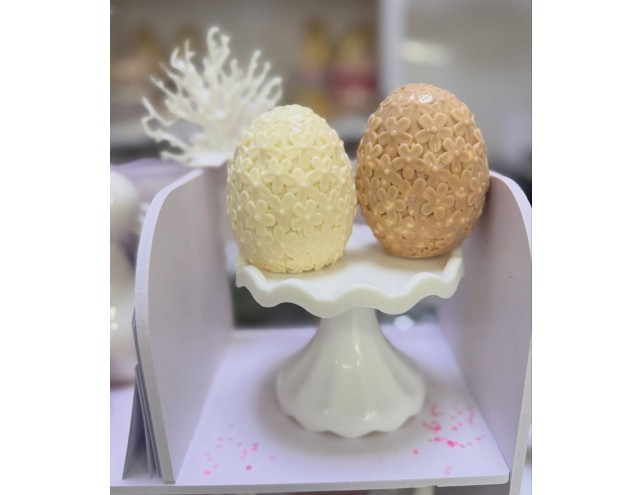 Яйце шоколадне в рисовими повітряними кульками всеридині 