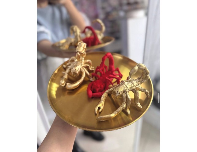 Скорпіон з мастики 