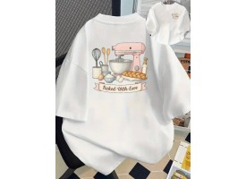 Жіноча футболка з тематикою випічки - милий дизайн "Випечено з любов'ю" з міксером та інгредієнтами - М'який повсякденний одяг для кондитерів