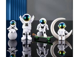 Фігурка в стилі "космос"