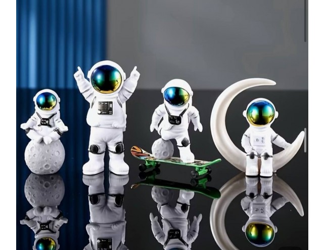 Фігурка в стилі "космос"