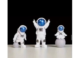 Фігурки в стилі "космос"