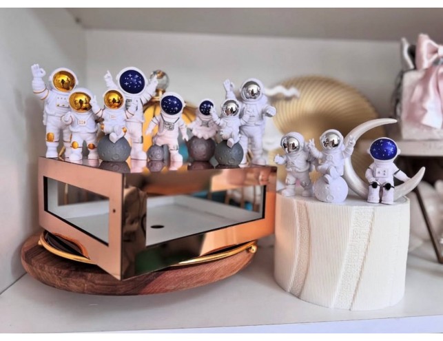 Фігурки в стилі "космос"