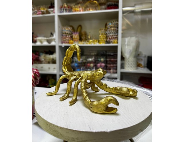 Скорпіон з мастики 