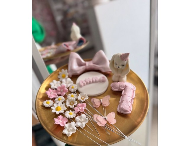 Декор на тортик для дівчинки