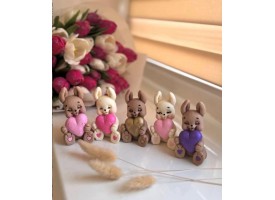 Шоколадна фігурка "зайчик тримає серце"