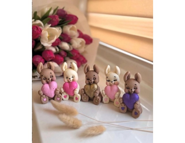 Шоколадна фігурка "зайчик тримає серце"