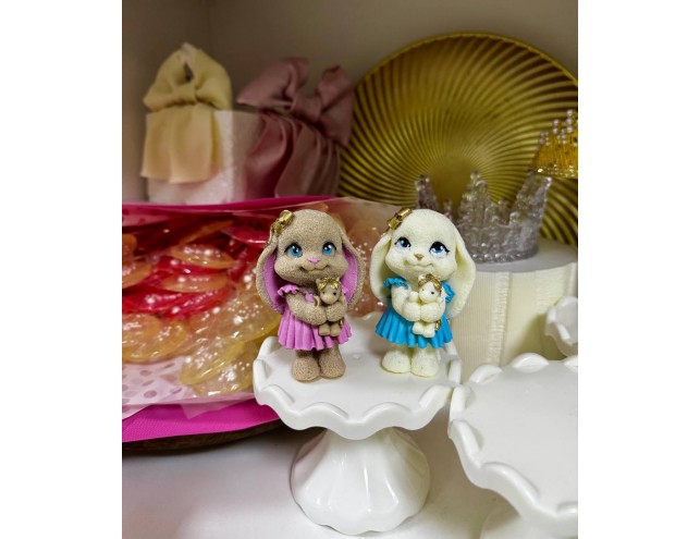 Шоколадна зайка з іграшкою