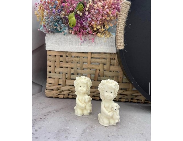 Ангелик з іграшкою