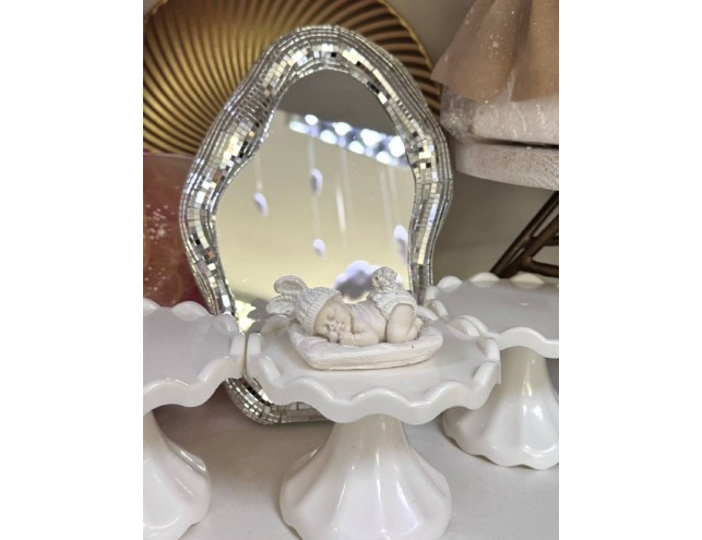 Малюк на подушці