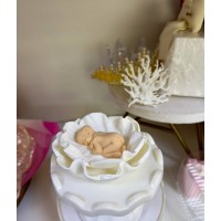 Малюк на квіточці з мастики 