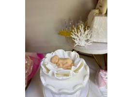 Малюк на квіточці з мастики Малюк на квіточці з мастики