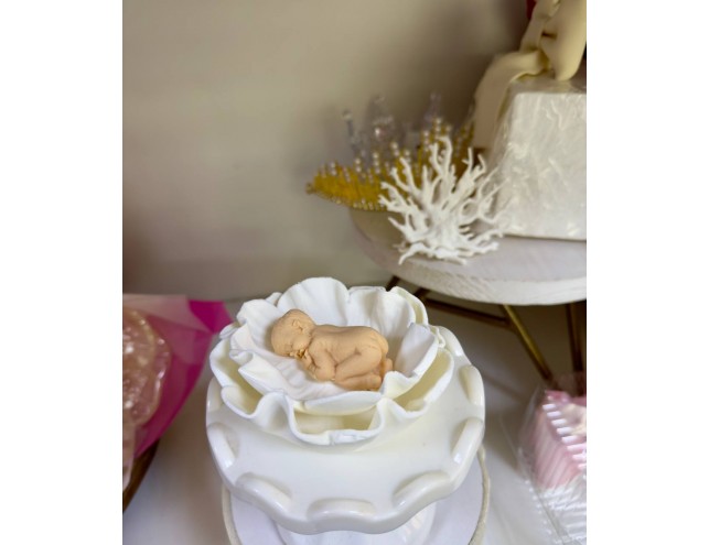 Малюк на квіточці з мастики 