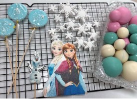 Декор - 9 шоколадних сфер, вафельні топпери, 3 льодяники та сніжинки