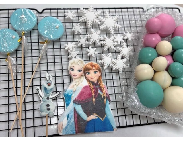 Декор - 9 шоколадних сфер, вафельні топпери, 3 льодяники та сніжинки