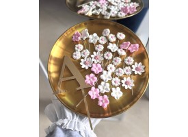 Набір квітів з мастики + топпер літера Набір квітів з мастики + топпер літера