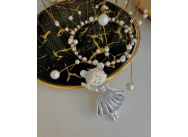 Шоколадний декор "дівчинка що тримає кулі" Шоколадний декор "дівчинка що тримає кулі"